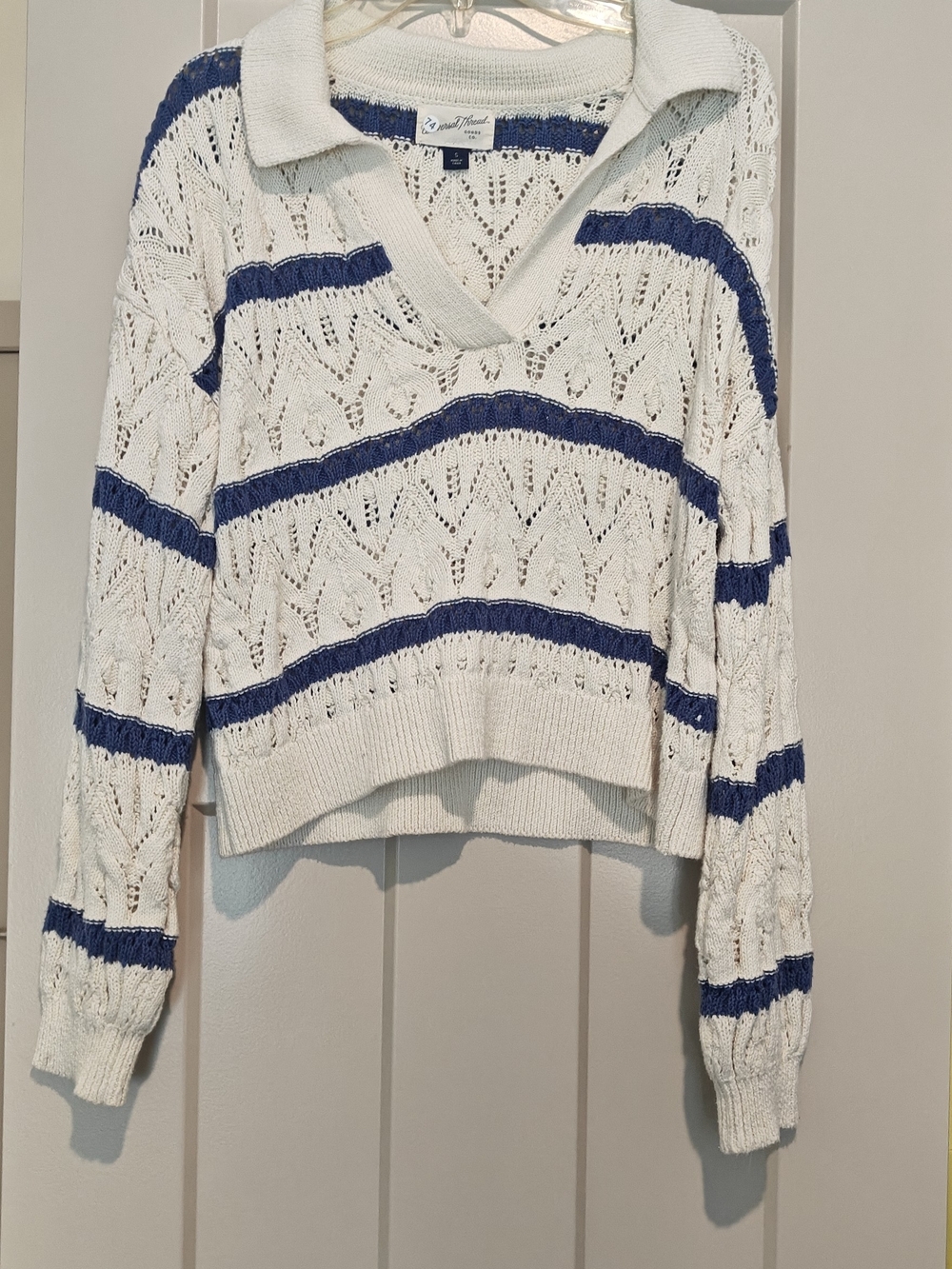 Universal Thread White Open-Knit V-Neck Sweater with Blue Stripes